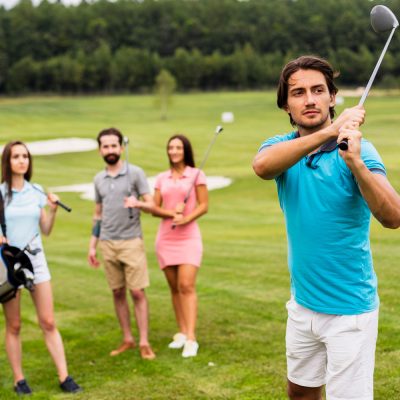 friends-playing-golf-field